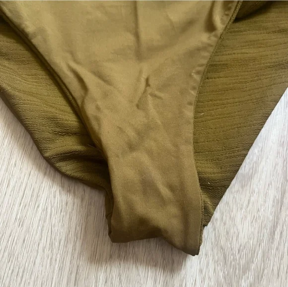 L*Space Camellia Bikini Top & Bummin' Bottom Shorebreak Texture Small - Picture 10 of 15